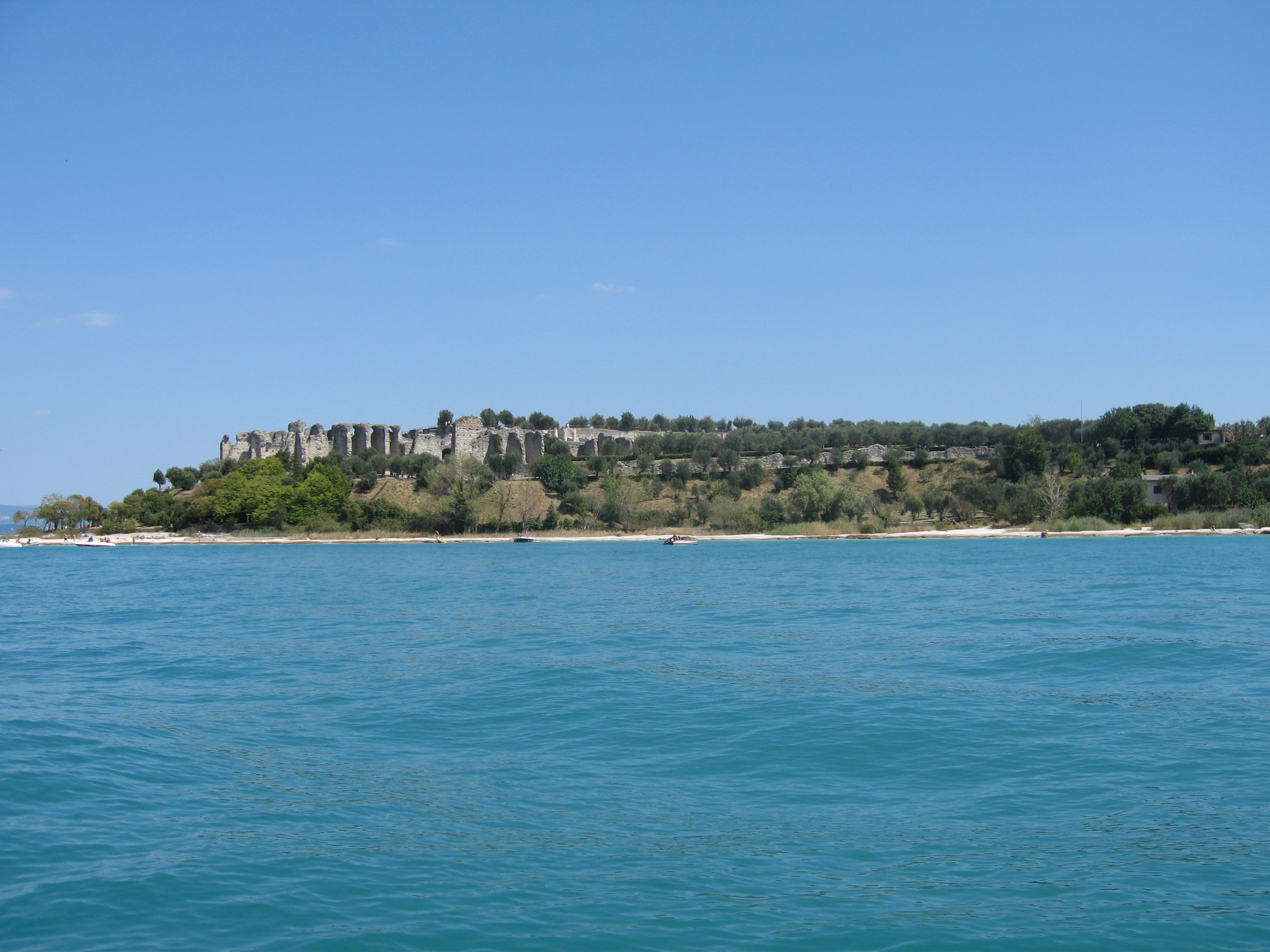 Ruins_of_Roman_villa_Lake_Garda